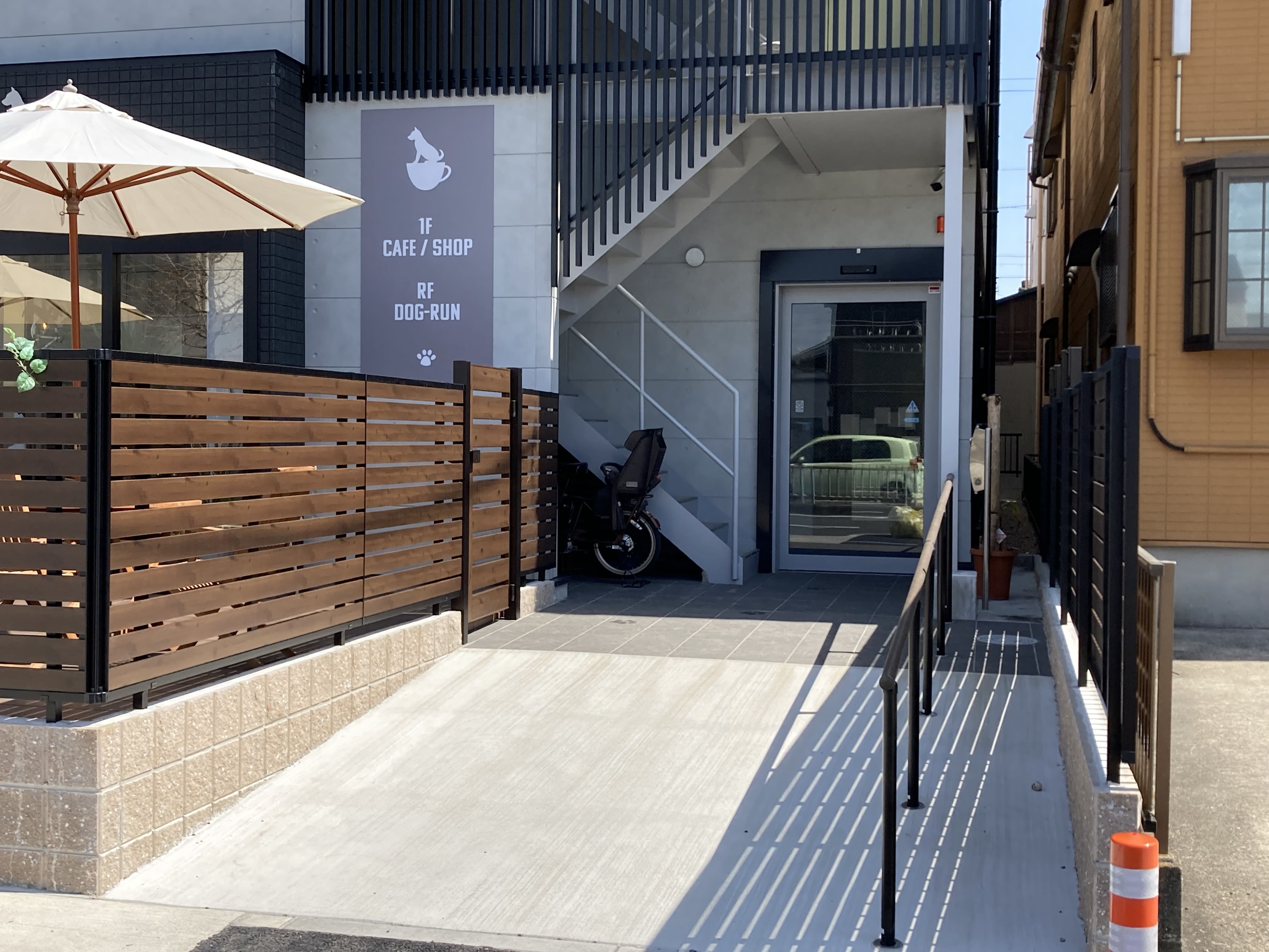 エントランス(車いすの方も出入りがスムーズ)